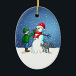 Een Snowman bouwen Keramisch Ornament<br><div class="desc">De jongen heeft een sneeuwpop gebouwd waar zijn hond op staat en urineert terwijl de jongen de sneeuwman een wortelneus geeft.</div>
