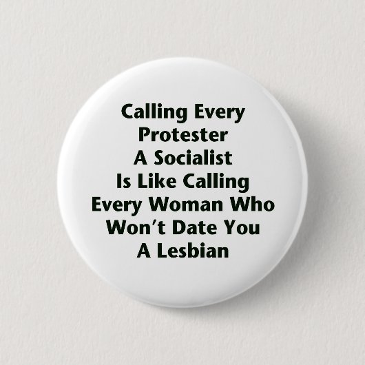 Een socialist noemt elke demonstrant als... ronde button 5,7 cm (Voorkant)