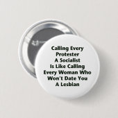 Een socialist noemt elke demonstrant als... ronde button 5,7 cm (Voorkant /achterkant)