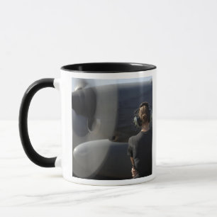 Een soldaat bewaakt de prestaties mok