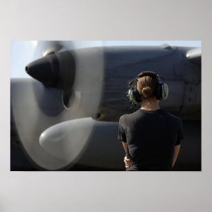 Een soldaat bewaakt de prestaties poster