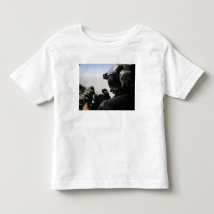 Een soldaat biedt veiligheid kinder shirts