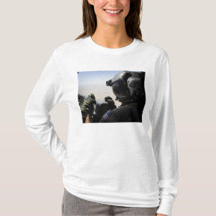 Een soldaat biedt veiligheid t-shirt