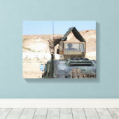 Een soldaat geeft opdracht aan een Irakese soldaat Canvas Afdruk (Insitu (Houten vloer))