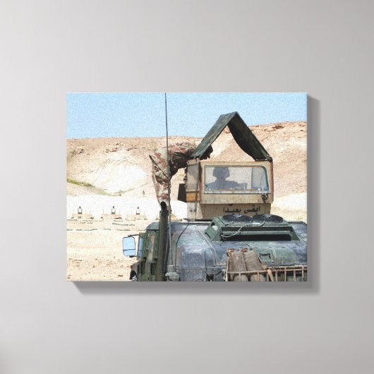 Een soldaat geeft opdracht aan een Irakese soldaat Canvas Afdruk (Voorkant)