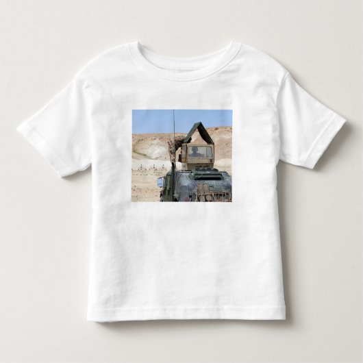 Een soldaat geeft opdracht aan een Irakese soldaat Kinder Shirts (Voorkant)