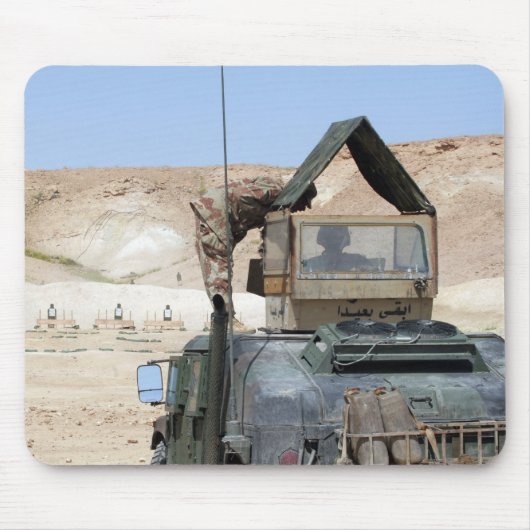 Een soldaat geeft opdracht aan een Irakese soldaat Muismat (Voorkant)