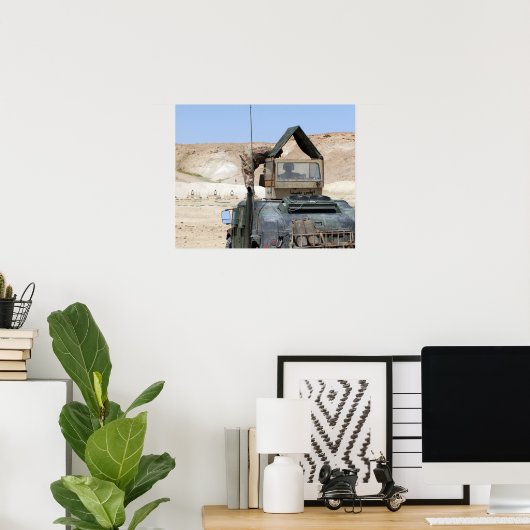 Een soldaat geeft opdracht aan een Irakese soldaat Poster (Thuiskantoor)