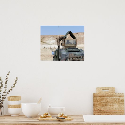 Een soldaat geeft opdracht aan een Irakese soldaat Poster (Keuken)