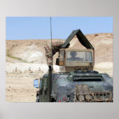 Een soldaat geeft opdracht aan een Irakese soldaat Poster (Voorkant)