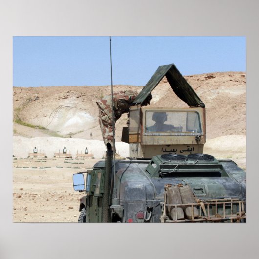 Een soldaat geeft opdracht aan een Irakese soldaat Poster (Voorkant)