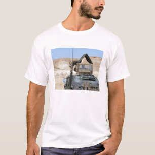 Een soldaat geeft opdracht aan een Irakese soldaat T-shirt