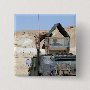 Een soldaat geeft opdracht aan een Irakese soldaat Vierkante Button 5,1 Cm