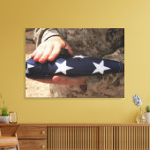 Een soldaat houdt de Amerikaanse vlag. Canvas Afdruk (Insitu (Woonkamer))
