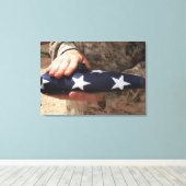 Een soldaat houdt de Amerikaanse vlag. Canvas Afdruk (Insitu (Houten vloer))