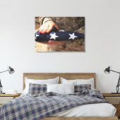 Een soldaat houdt de Amerikaanse vlag. Canvas Afdruk (Insitu (Slaapkamer))