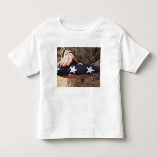 Een soldaat houdt de Amerikaanse vlag. Kinder Shirts (Voorkant)