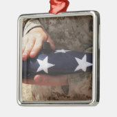 Een soldaat houdt de Amerikaanse vlag. Metalen Ornament (Links)