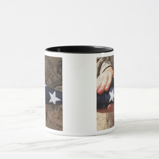 Een soldaat houdt de Amerikaanse vlag. Mok (Midden)