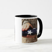 Een soldaat houdt de Amerikaanse vlag. Mok (Voorkant rechts)