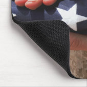 Een soldaat houdt de Amerikaanse vlag. Muismat (Hoek)