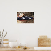 Een soldaat houdt de Amerikaanse vlag. Poster (Keuken)