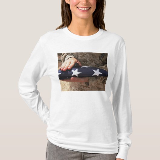 Een soldaat houdt de Amerikaanse vlag. T-shirt (Voorkant)