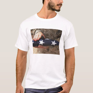 Een soldaat houdt de Amerikaanse vlag. T-shirt