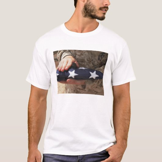 Een soldaat houdt de Amerikaanse vlag. T-shirt (Voorkant)