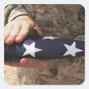 Een soldaat houdt de Amerikaanse vlag. Vierkante Sticker