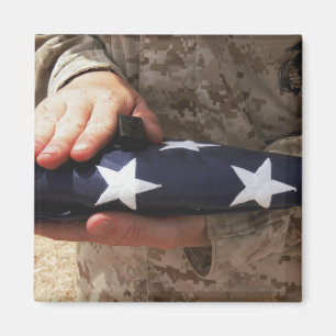 Een soldaat houdt de vlag van de Verenigde Staten Magneet