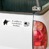 Een soldaat is ieders broer. bumpersticker (Op Truck)