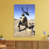 Een soldaat leidt veiligheid voor een HH-60 Canvas Afdruk (Insitu (Woonkamer))