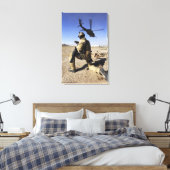 Een soldaat leidt veiligheid voor een HH-60 Canvas Afdruk (Insitu (Slaapkamer))