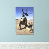 Een soldaat leidt veiligheid voor een HH-60 Canvas Afdruk (Insitu (Houten vloer))