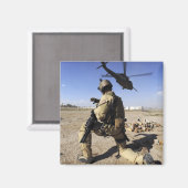 Een soldaat leidt veiligheid voor een HH-60 Magneet (Voorkant / Achterkant)