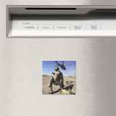 Een soldaat leidt veiligheid voor een HH-60 Magneet (Insitu (Vaatwasser))