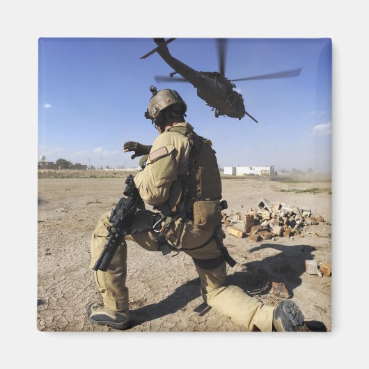 Een soldaat leidt veiligheid voor een HH-60 Magneet (Voorkant)