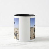 Een soldaat leidt veiligheid voor een HH-60 Mok (Midden)