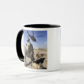 Een soldaat leidt veiligheid voor een HH-60 Mok (Voorkant links)