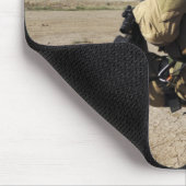 Een soldaat leidt veiligheid voor een HH-60 Muismat (Hoek)