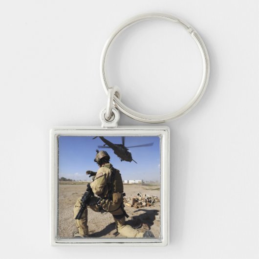 Een soldaat leidt veiligheid voor een HH-60 Sleutelhanger (Voorkant)