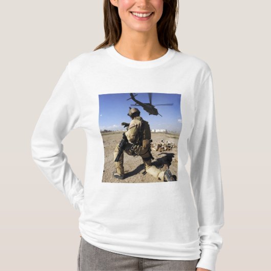 Een soldaat leidt veiligheid voor een HH-60 T-shirt (Voorkant)
