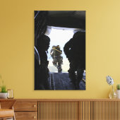 Een soldaat maakt een statische sprong canvas afdruk (Insitu (Woonkamer))