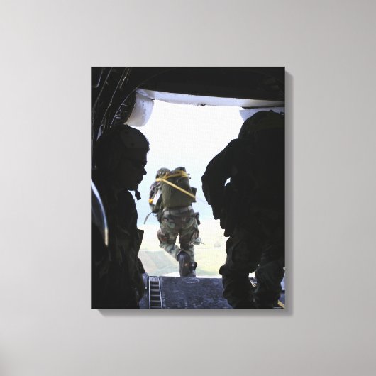 Een soldaat maakt een statische sprong canvas afdruk (Voorkant)