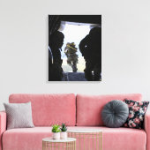 Een soldaat maakt een statische sprong canvas afdruk (Insitu (Woonkamer))