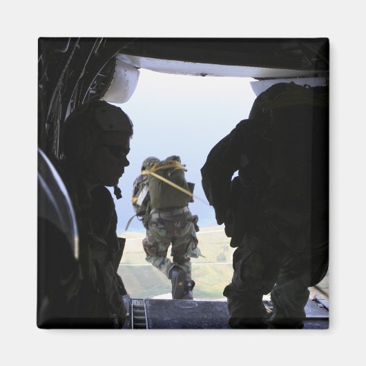 Een soldaat maakt een statische sprong magneet (Voorkant)