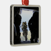 Een soldaat maakt een statische sprong metalen ornament (Rechts)