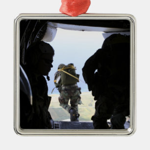 Een soldaat maakt een statische sprong metalen ornament