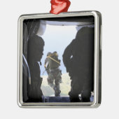 Een soldaat maakt een statische sprong metalen ornament (Links)